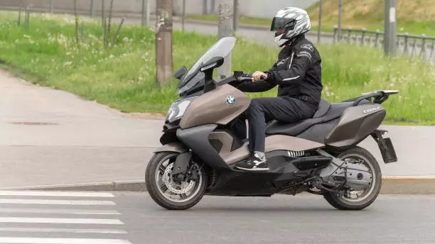 Что нужно учитывать при управлении мопедом