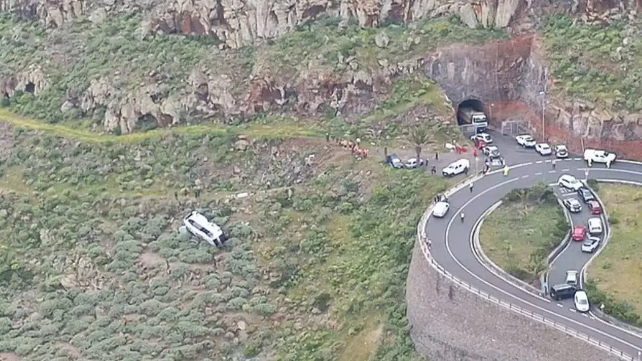 Канар аралдарында туристер мінген автобус жыраға құлады: бір адам қаза тапты