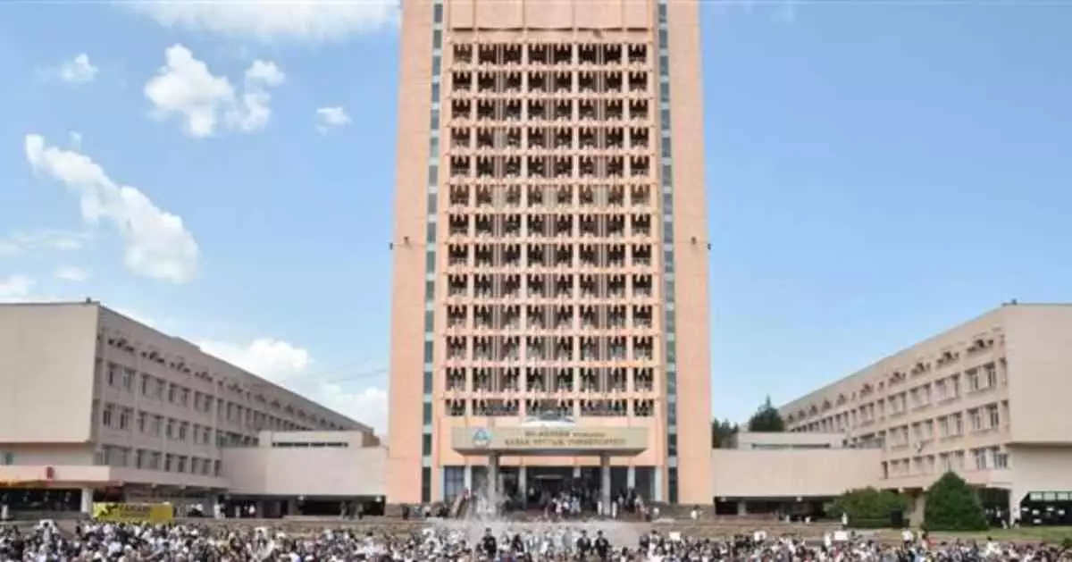 "Ішімдік ішіп, темекі шегеді, түсік жасатқан": ҚазҰУ-да студенттердің жеке деректері тағы  тарап кетті