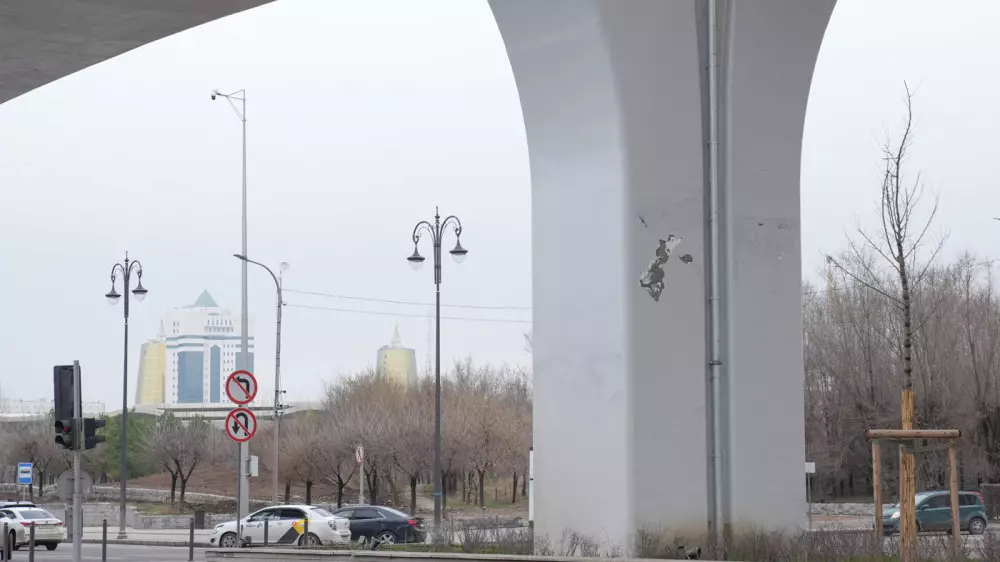 LRT бағаналарындағы бояу түсе бастады - CTS жағдайды түсіндірді