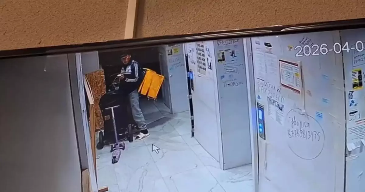   Балалар арбасына дәрет сындырған курьерге қатысты маңызды мәлімдеме жасалды   