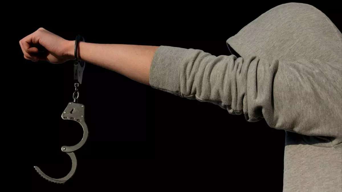 В автомобиле алматинца обнаружили наркотики на 25 млн тенге и оружие