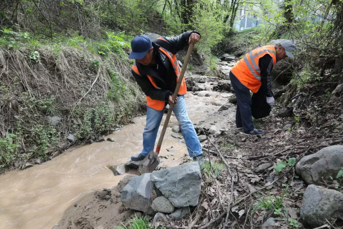 Алматының Медеу ауданында Терісбұлақ өзенінің жағалауы қоқыстан тазартылды