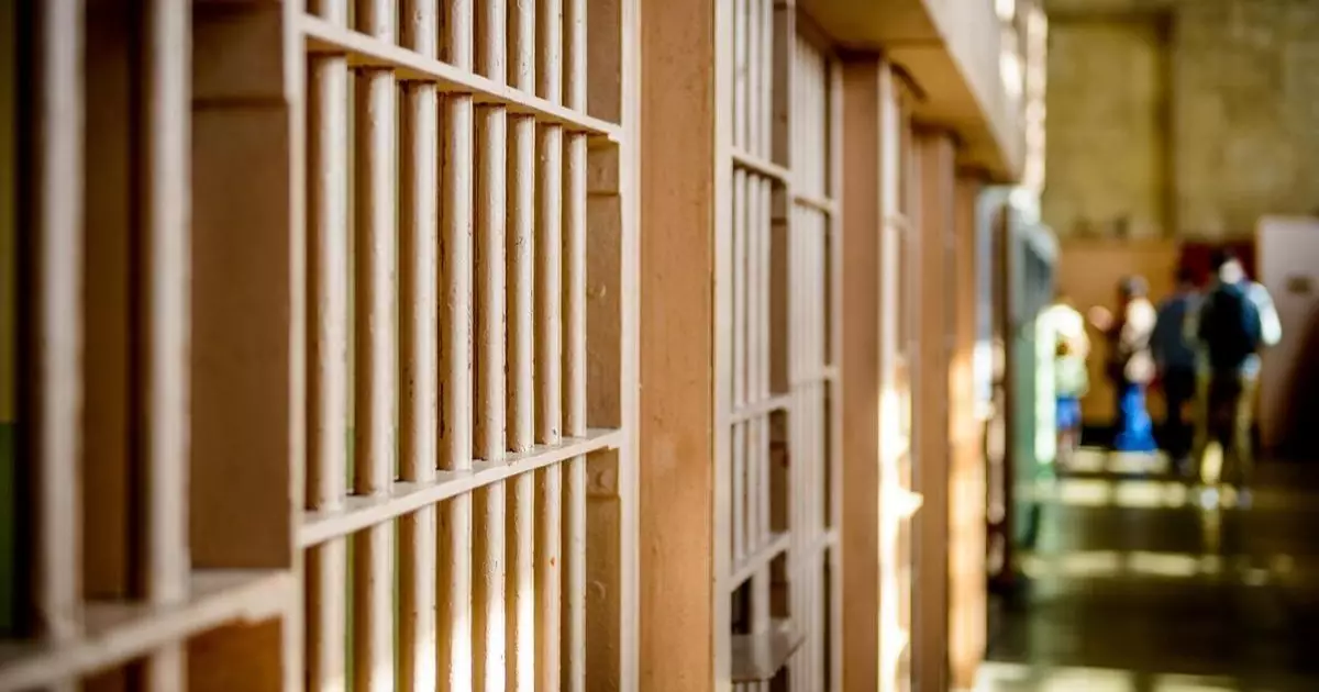  Атырауда колонияда көз жұмған сотталушының жаназасына жүздеген адам жиналды 