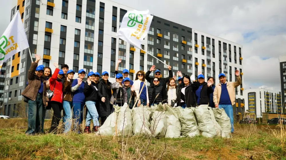 Более тысячи сотрудников банков поддержали акцию “Таза Қазақстан“ в Астане