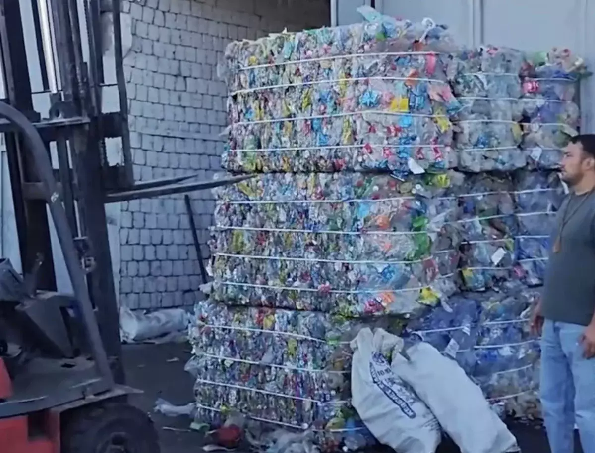 Қалдықтан кәсіпке: Түркістан облысының тұрғыны қоқыстан табыс тауып отыр