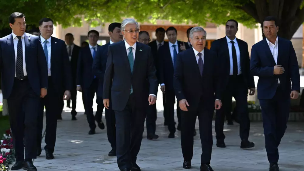 Тоқаев пен Мирзиёев Бұхарадағы Бахауддин Нақышбанди кесенесіне барды