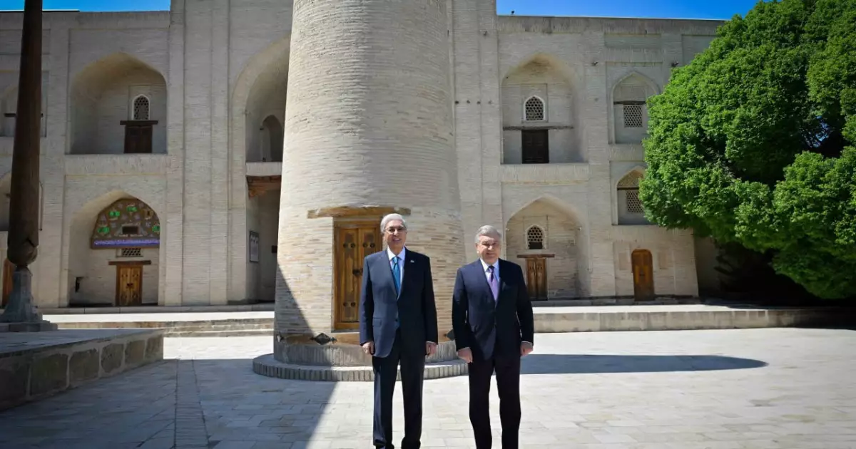   Қасым-Жомарт Тоқаев пен Шавкат Мирзиёев Бахауддин Нақышбанди мемориалдық кешеніне барды   