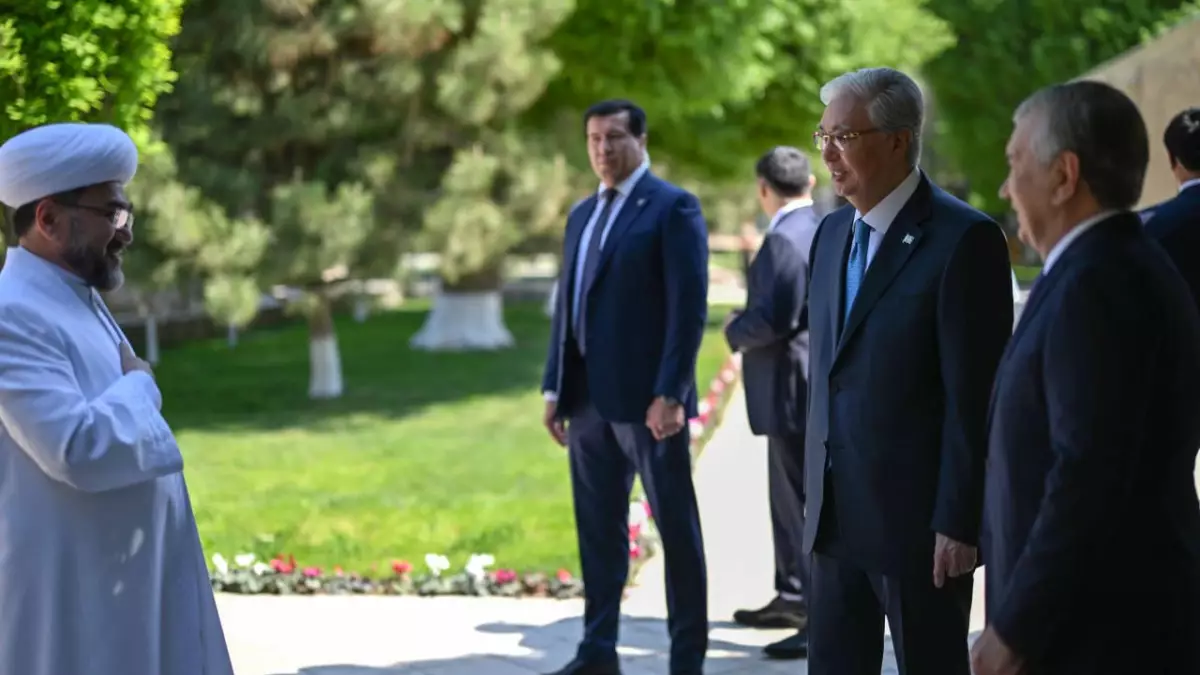 Токаев и Мирзиёев посетили мемориальный комплекс Бахауддина Накшбанди