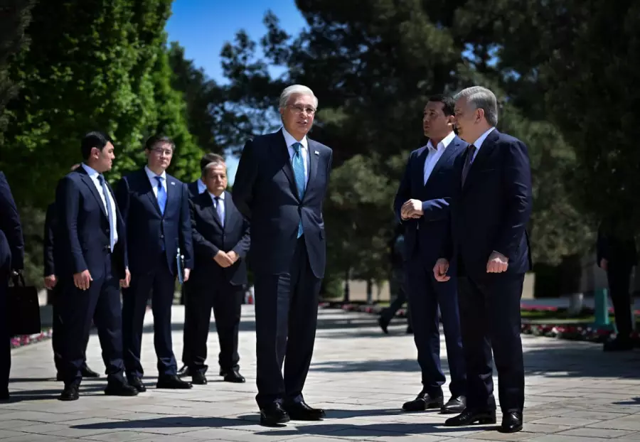 Тоқаев пен Мирзиёев Бахауддин Нақышбанди кешеніне барды