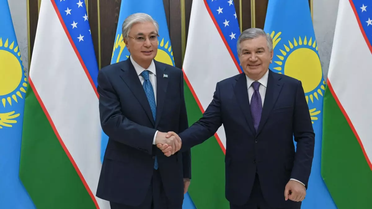 Тоқаев Мирзиёевпен бейресми кездесу өткізді