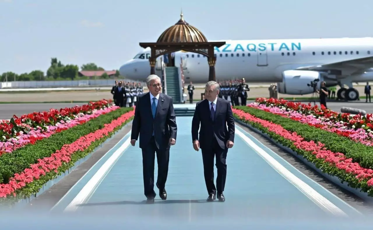 Мирзиёев Тоқаевты Бұхарада күтіп алды: екі президент не талқылайды?