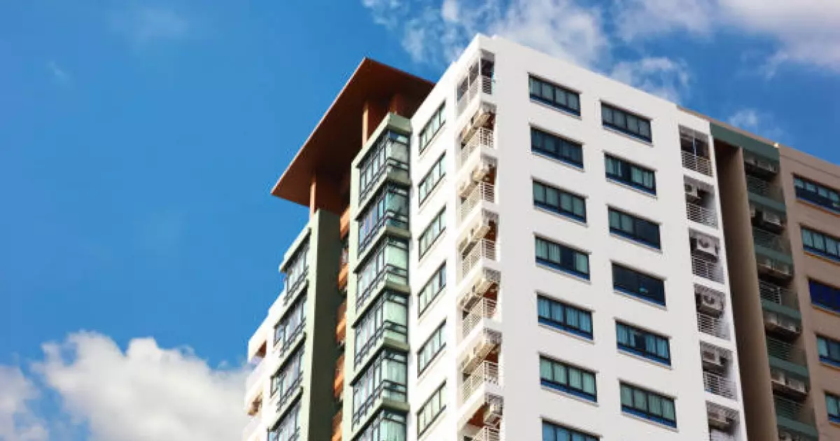  Қарағандыда көпқабатты үйдің төбесіне шыққан жасөспірім елді дүрліктірді 