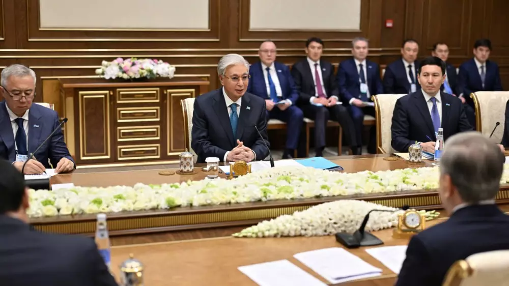 “Алматыдағы ахуал тым күрделі“ – Тоқаев Мирзиёевпен қалалардағы экология мәселесін талқылады