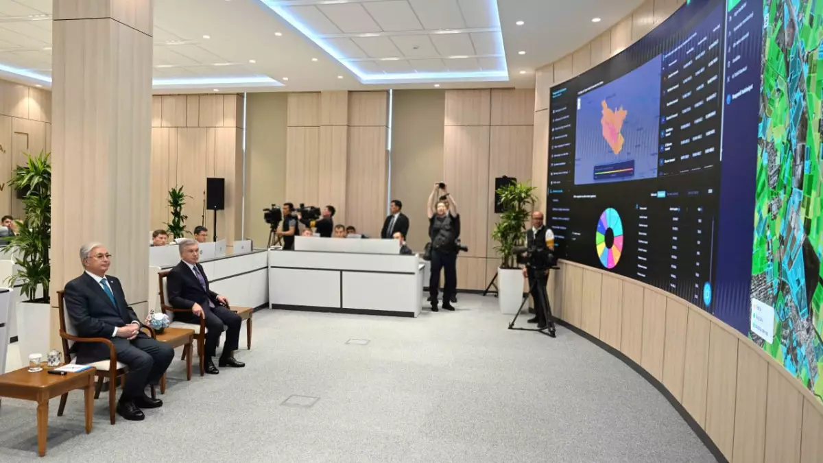 Главы государств Казахстана и Узбекистана посетили Ситуационный центр в Бухаре 