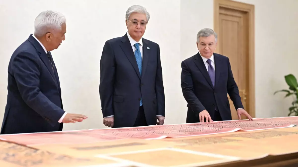 Шавкат Мирзиёев Қасым-Жомарт Тоқаевқа бірқатар тарихи құжатты тапсырды