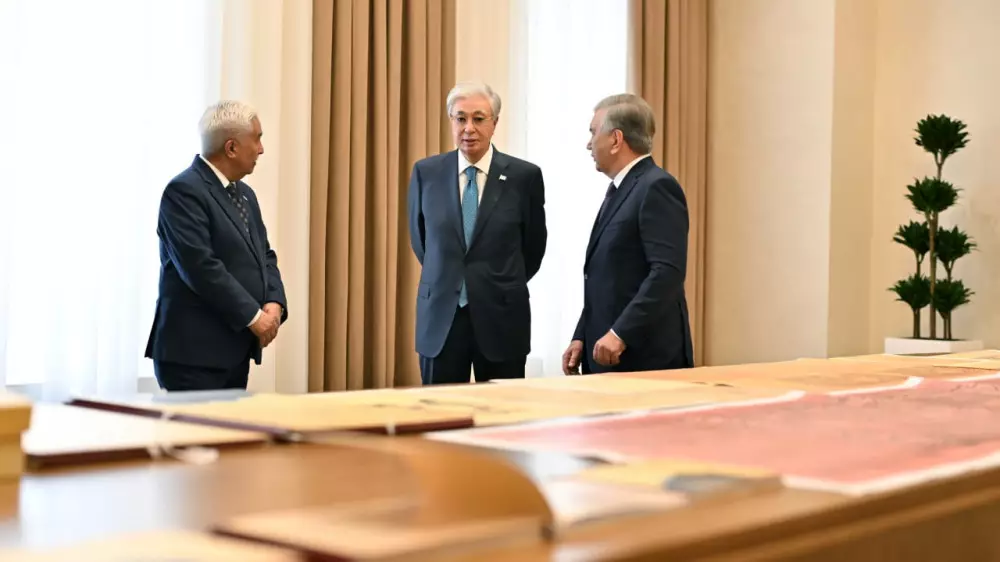 Мирзиёев передал Токаеву исторические документы