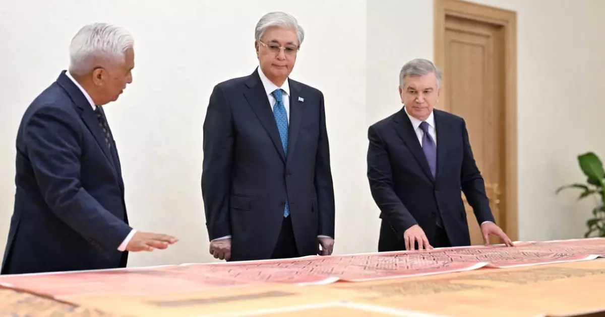   Шавкат Мирзиёев Қасым-Жомарт Тоқаевқа бірқатар тарихи құжатты тапсырды   