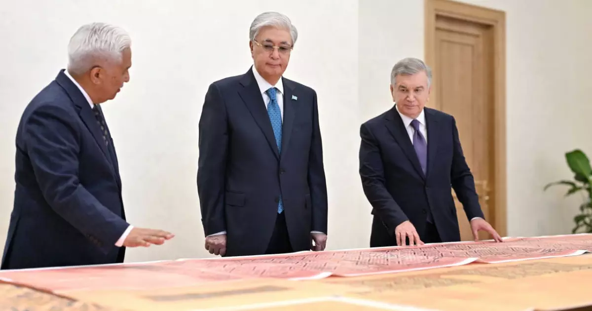  Шавкат Мирзиёев Қасым-Жомарт Тоқаевқа бірқатар тарихи құжатты тапсырды 