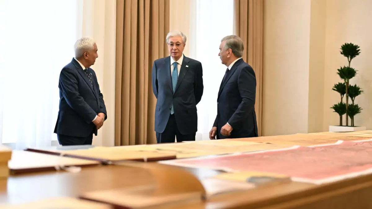 Президент Узбекистана передал Президенту Казахстана ряд исторических документов 