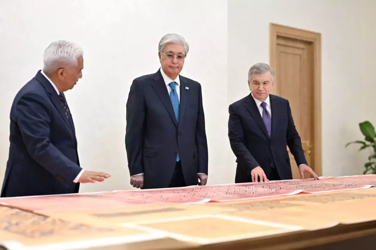 Шавкат Мирзиёев Қасым-Жомарт Тоқаевқа бірқатар тарихи құжатты тапсырды