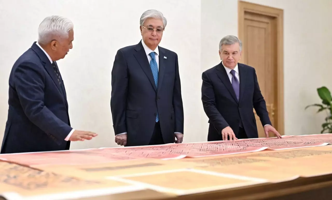 Мирзиёев передал Токаеву ряд исторических документов