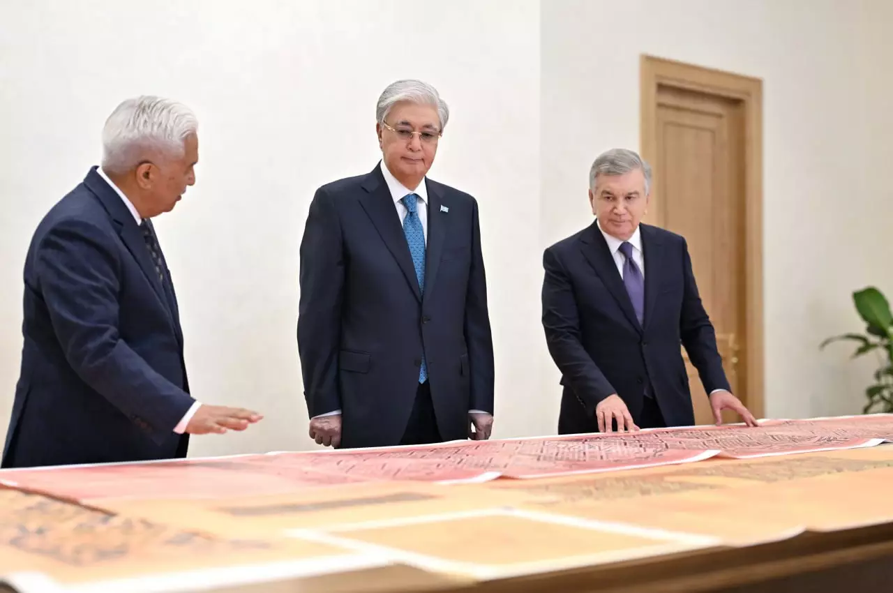 Ш. Мирзиёев Қ. Тоқаевқа бірқатар тарихи құжатты тапсырды