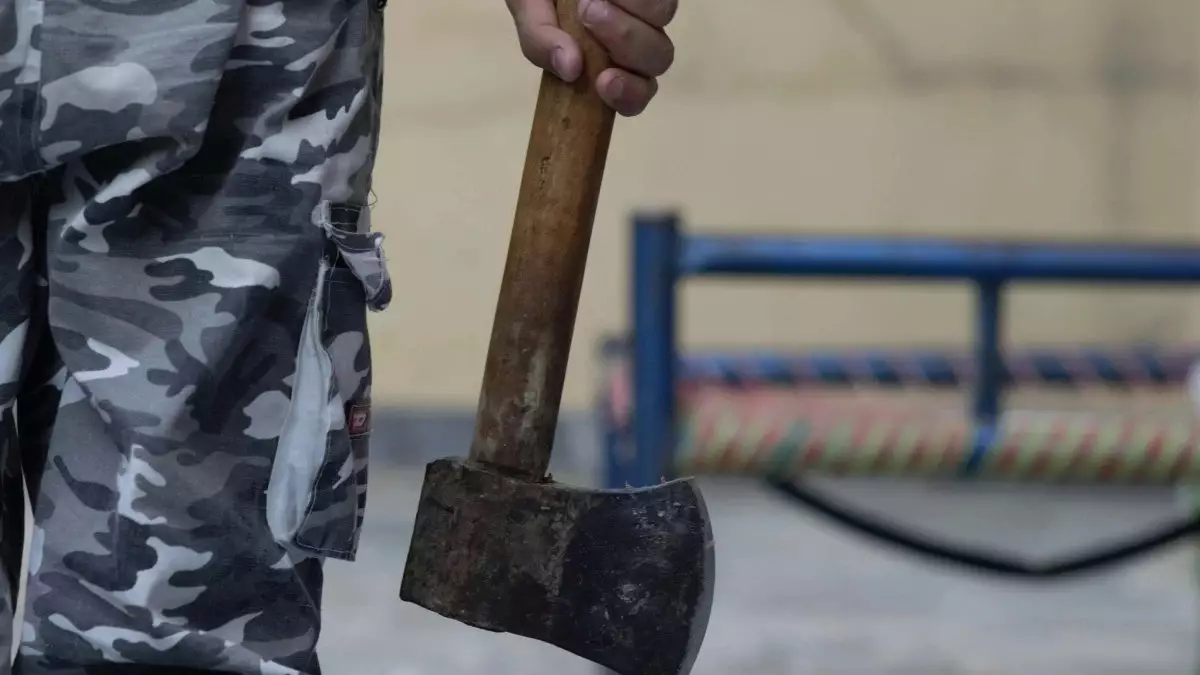 Астанада қанға боялған балта ұстаған ер адам тұрғындарды шошытты