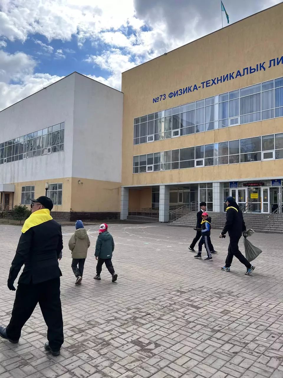 «Қыздарым оқитын мектеп – өз үйімдей»: әкелер кеңесі №73 мектептегі сенбілікке белсене қатысты