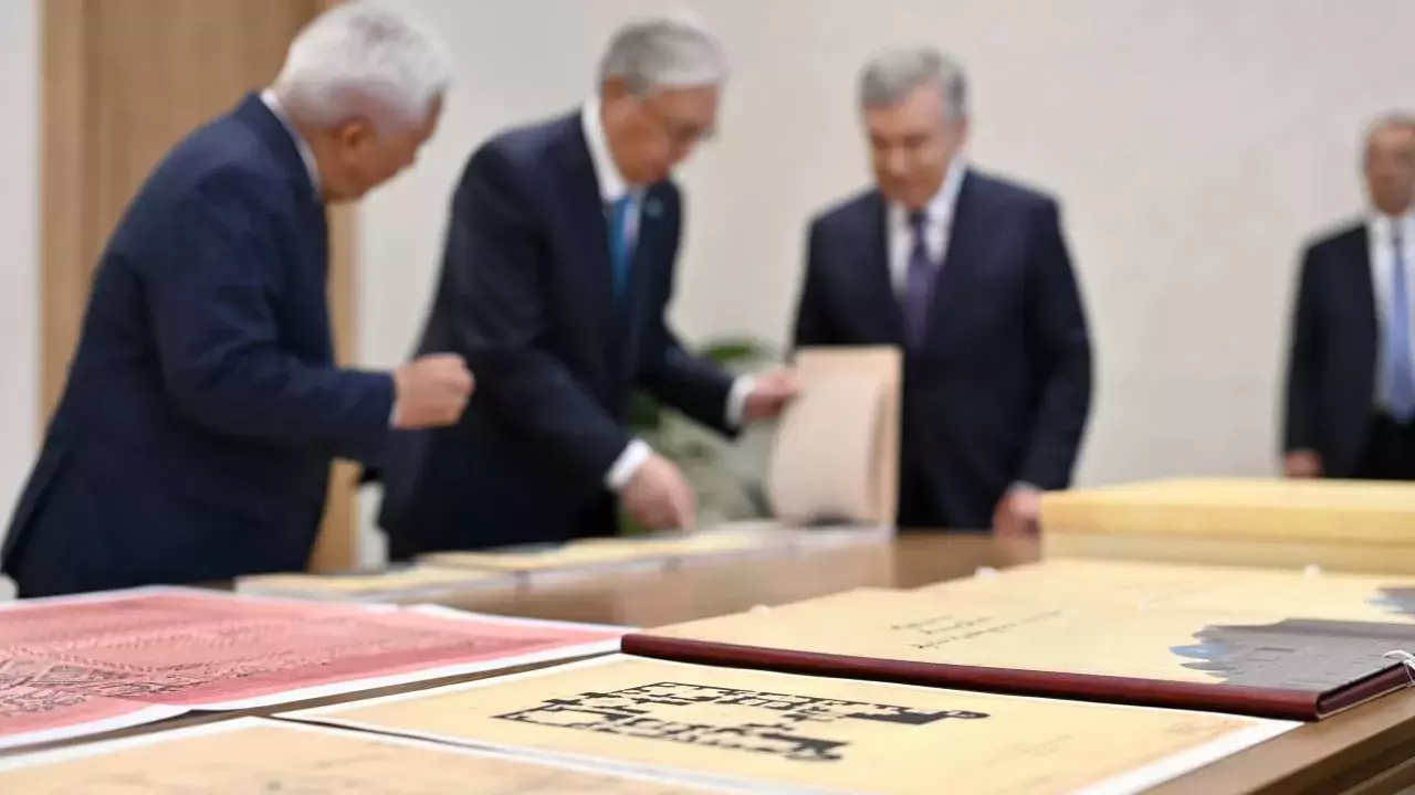 Мирзиёев Тоқаевқа Түркістан кесенелеріне қатысты құнды архив құжаттарын тапсырды