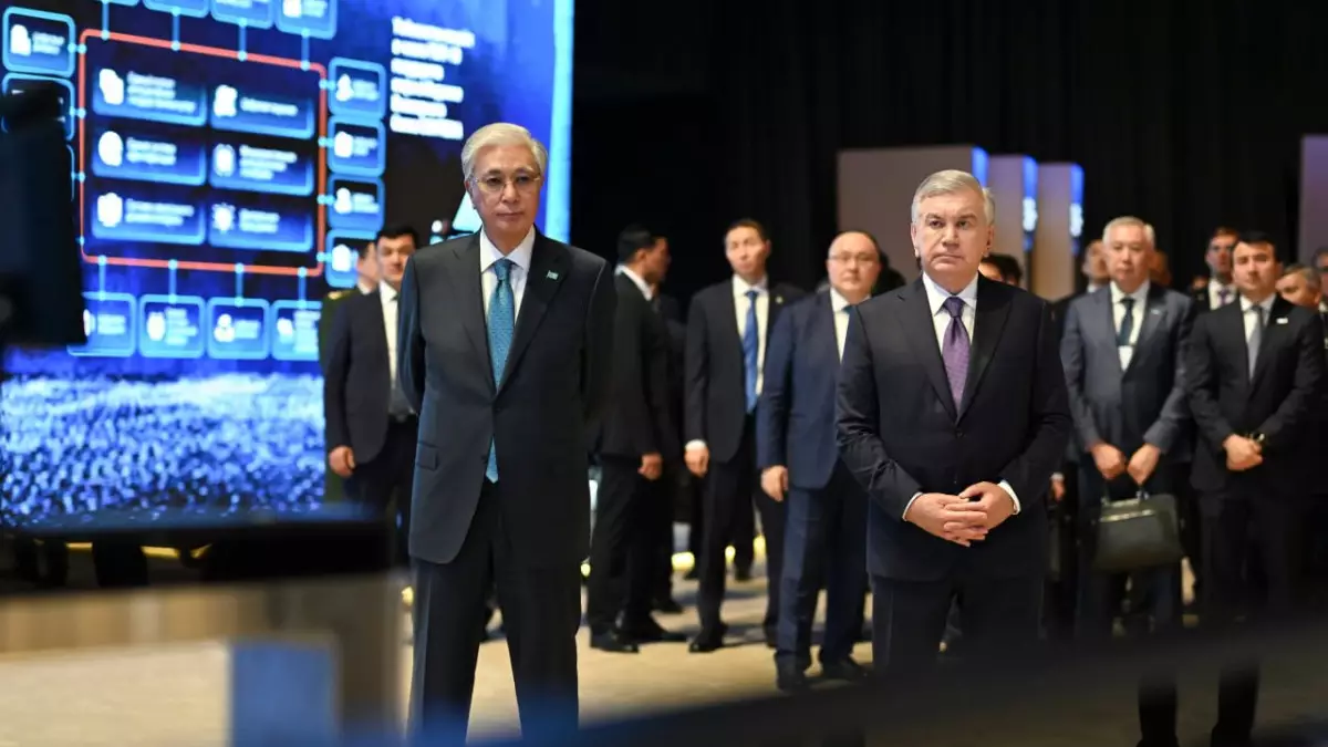 Президенты Казахстана и Узбекистана посетили хакатон по искусственному интеллекту