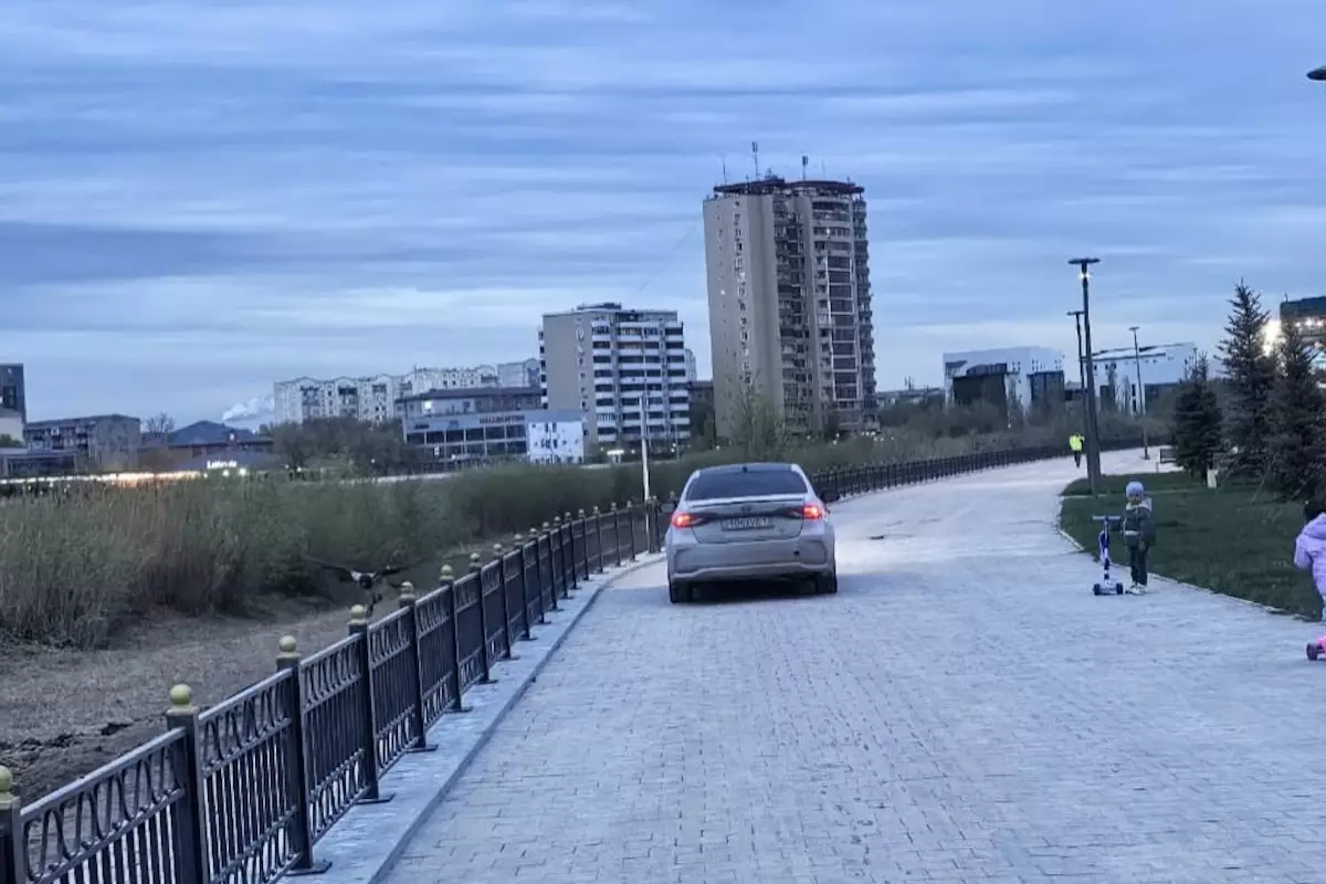 В Атырау водитель ездил по набережной