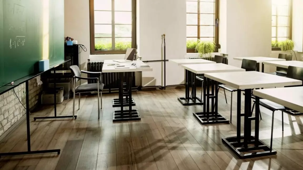 Атыраудағы мектептердің бірінде оқушылар бес жылдан бері үш ауысымда білім алып келеді