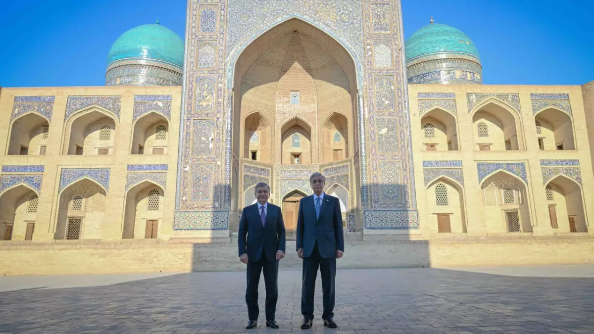 Қазақстан мен Өзбекстан президенттері Бұхараның тарихи орындарын аралап көрді