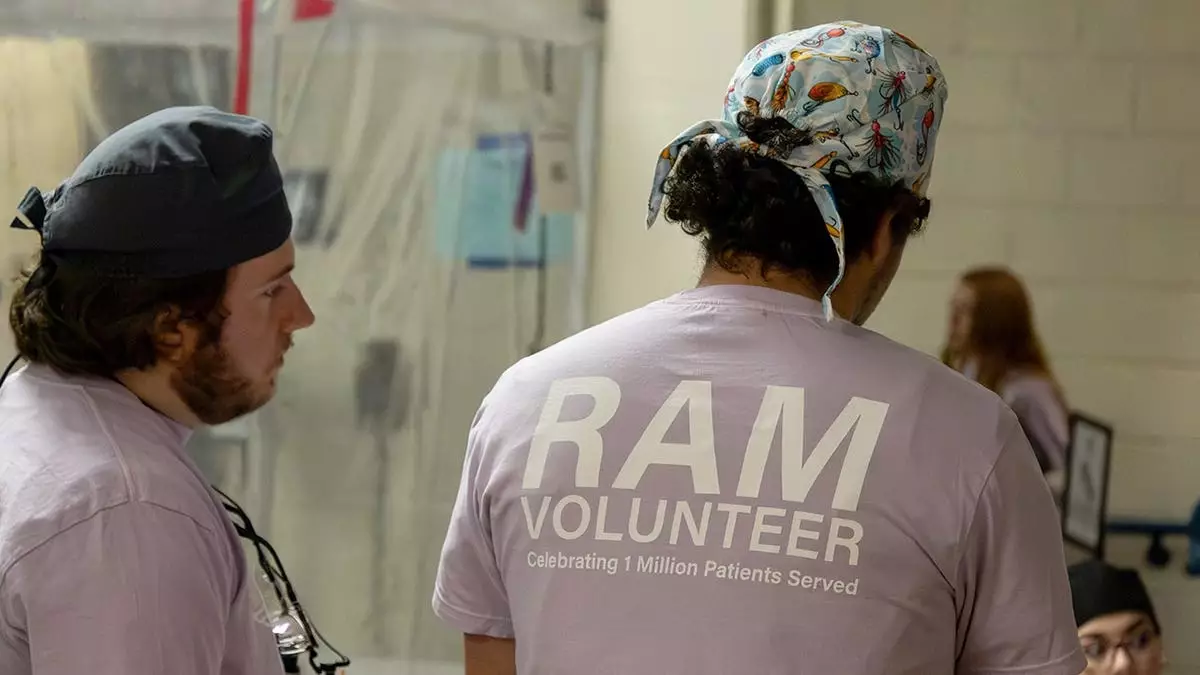 Американцы ночуют на улице в ожидании бесплатной медицинской помощи, поскольку расходы на лечение становятся неподъёмными.