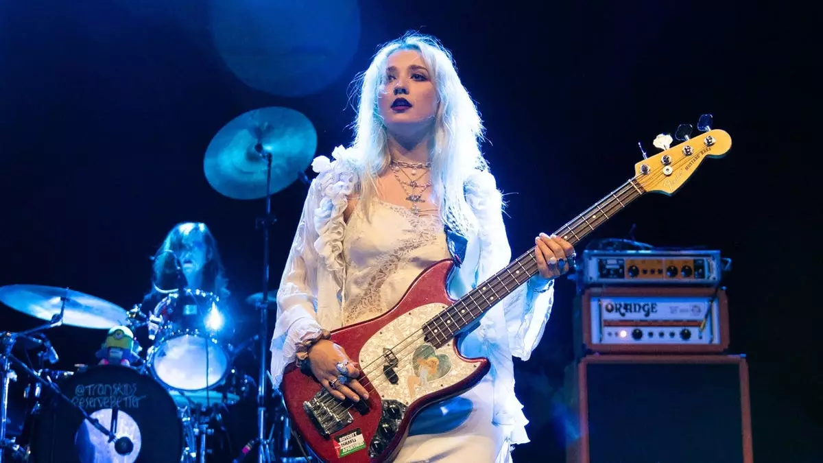 Группа Coachella снялась с фестиваля после того, как солист получил острую черепно-мозговую травму и перелом шеи.