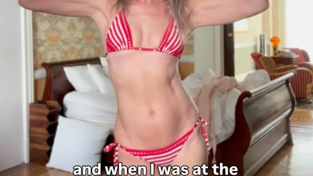 Полина Поризкова поражает в эффектном бикини, празднуя свой 61-й день рождения.