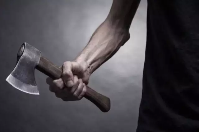 Астанадағы тұрғын үйлердің бірінде ер адам қанға боялған балтамен жүгірген (ВИДЕО)