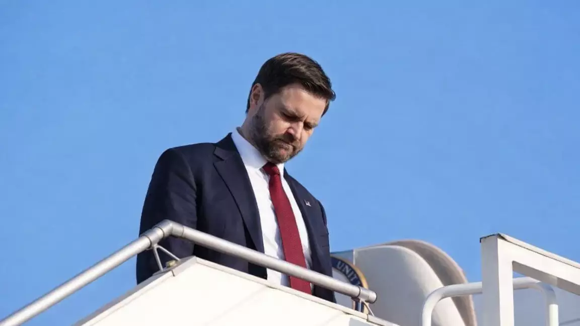 Иран мен АҚШ келіссөзі: Вэнс Пәкістаннан басы салбырап қайтты