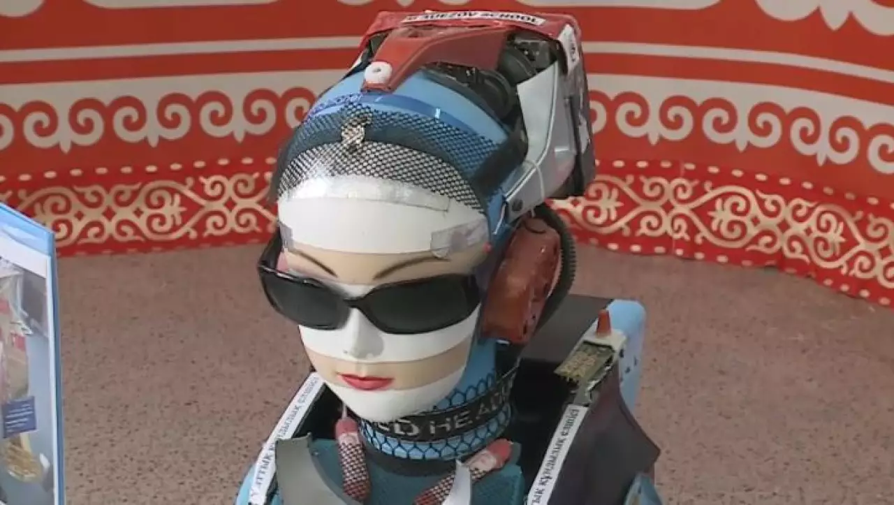 Туркестанские школьники создают роботов из бытовых предметов