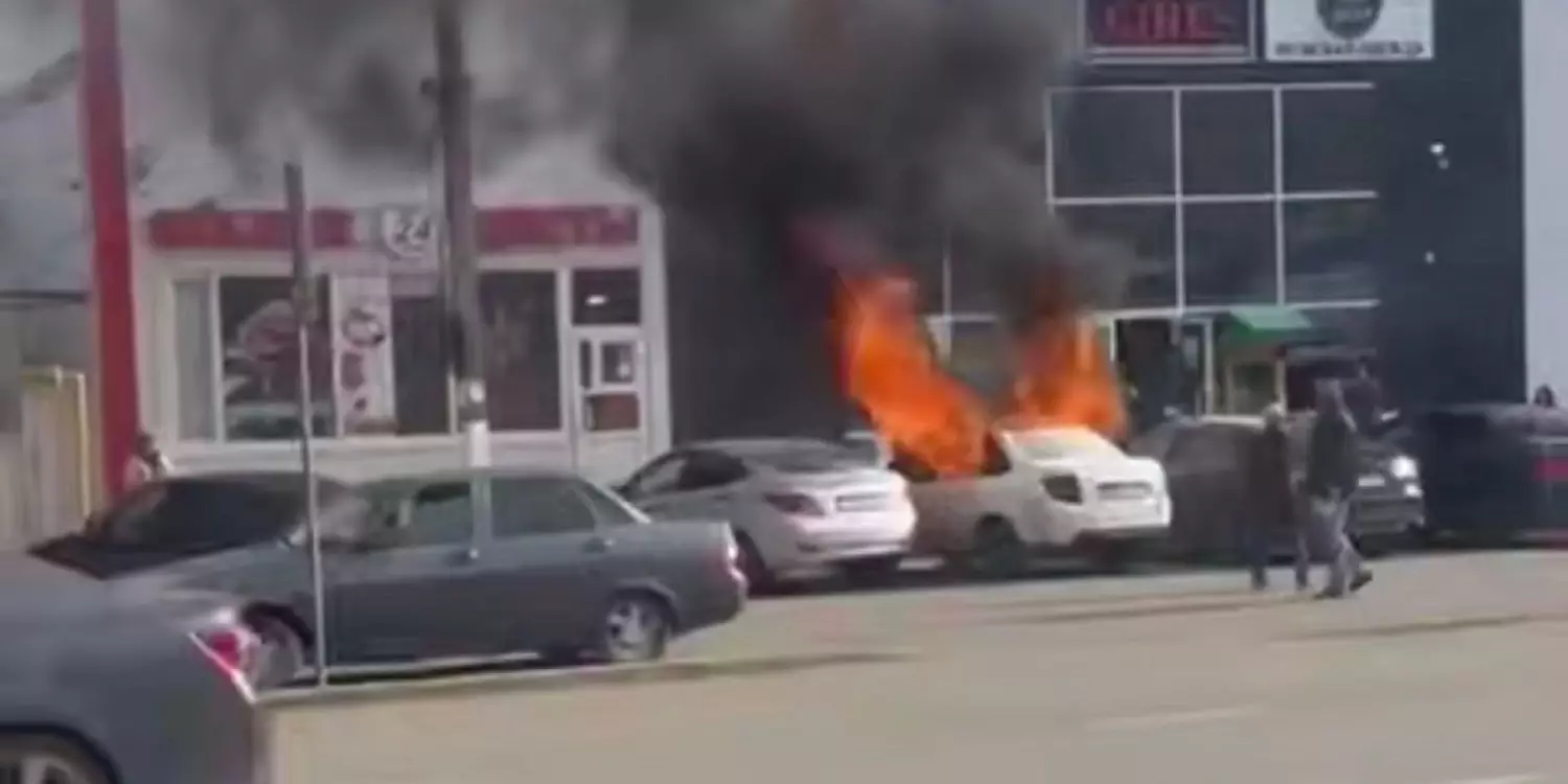 Оралда 16 жастағы жасөспірім көлікпен бірге өртеніп кете жаздады (ВИДЕО)