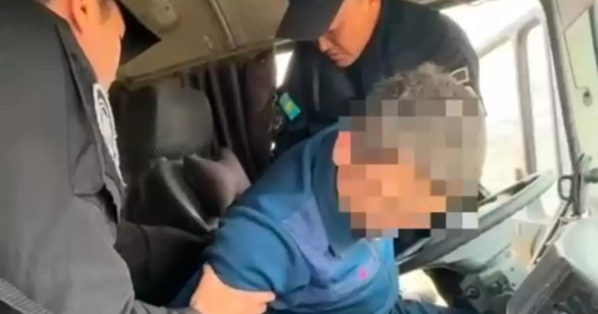   Атыраулық полицейлер есінен танып қалған жүргізушінің өмірін сақтап қалды   