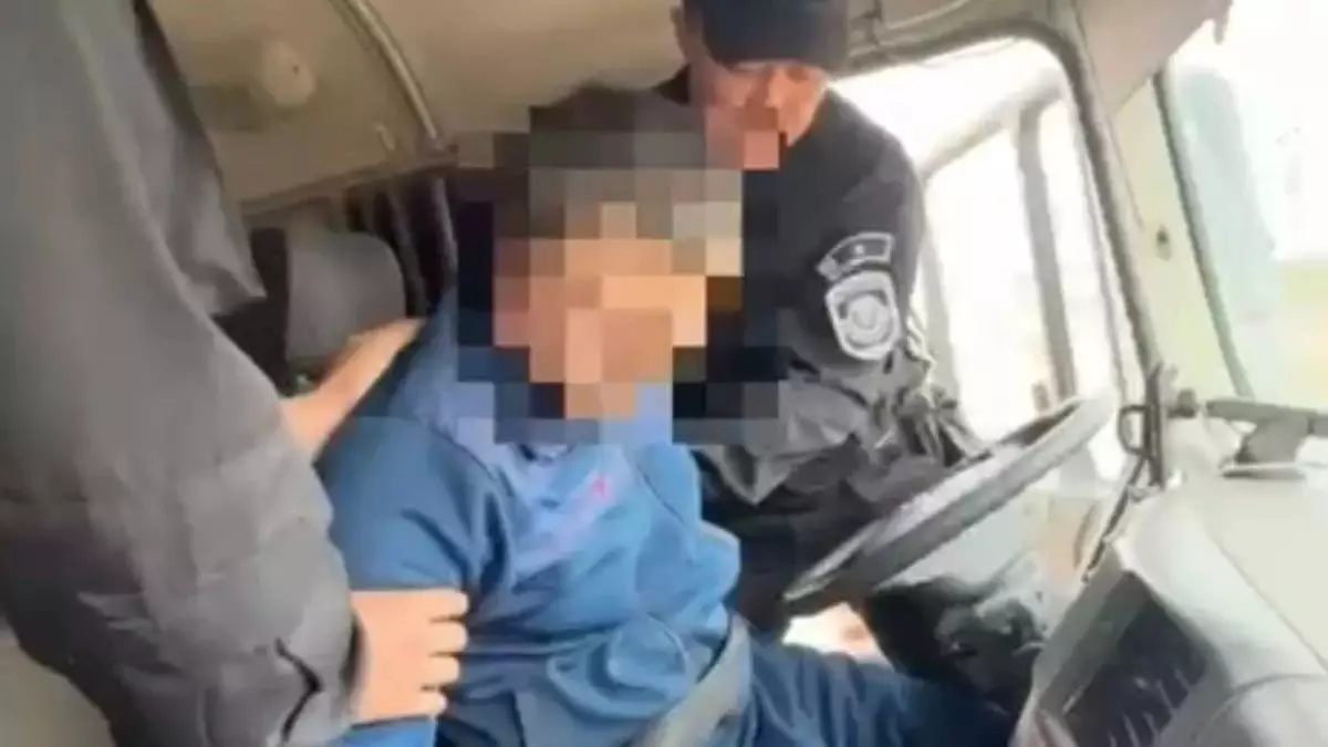 Атырауда полицейлер жол үстінде есінен танып қалған жүк көлігінің жүргізушісіне көмектесті