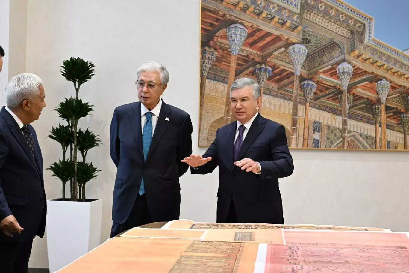 Копии уникальных архивных материалов вручили президенту Казахстана.