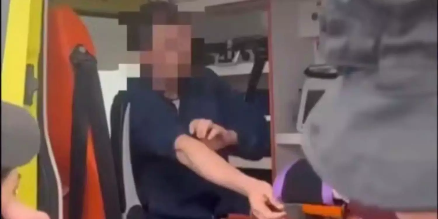 Тас жолда есінен танған жүргізушіні полиция қызметкерлері құтқарып қалды (ВИДЕО)