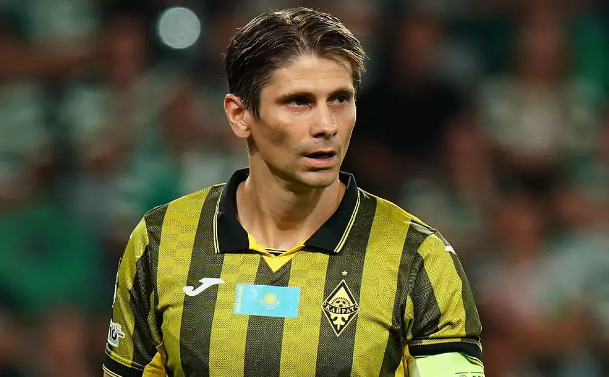 “Наниге 100 мың доллар төлегенше, стадион салмадыңдар ма?” – Беларусьтік футболшы ҚПЛ-ды аяусыз сынға алды