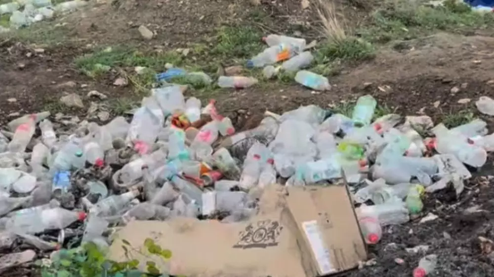 “Стыдно показывать“. Кучи мусора у “Алтын-Эмеля“ возмутили казахстанцев