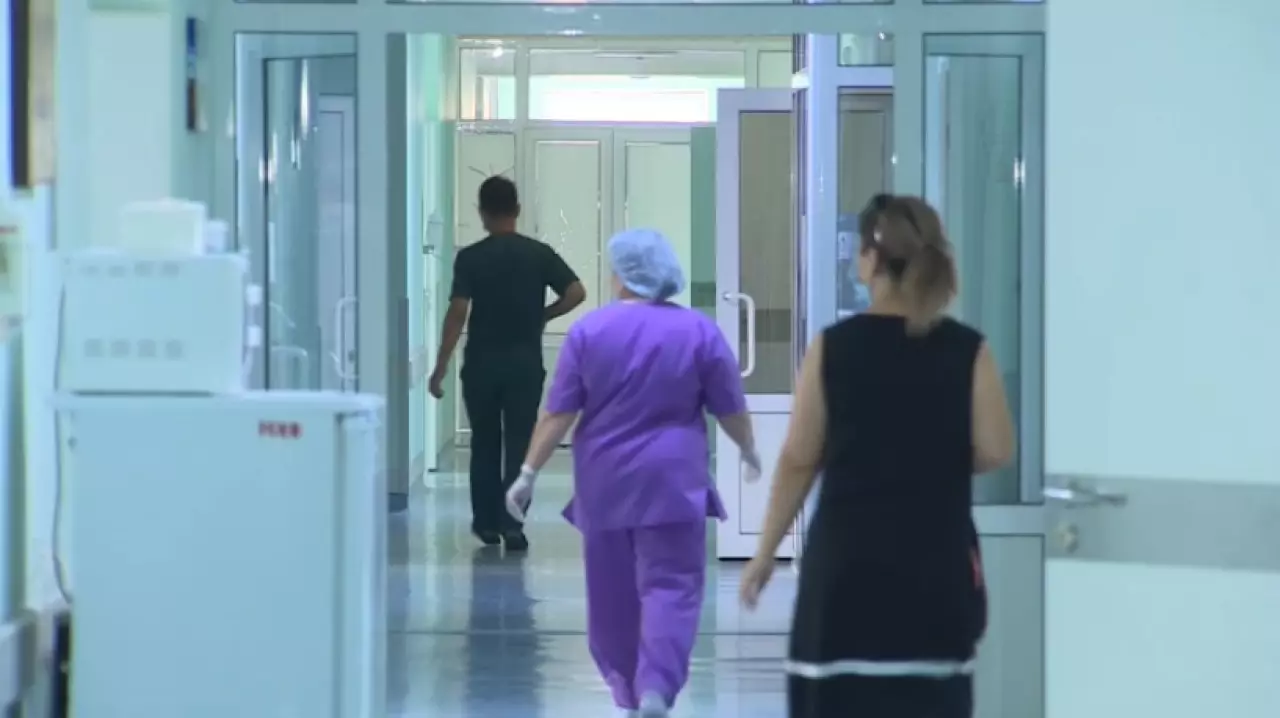 Пострадавшая при пожаре в высотке Астаны в тяжелом состоянии