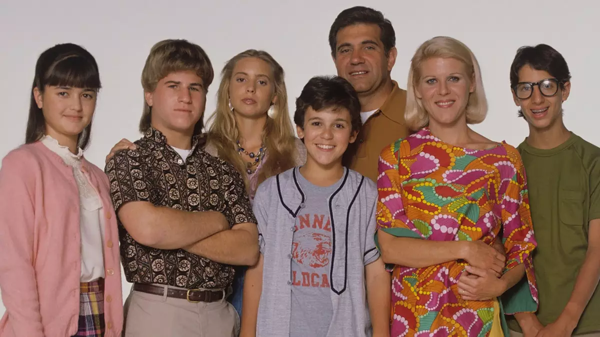 Дэника Маккеллар назвала коллегу по сериалу "Чудесные годы", с которым она "ближе всего" спустя десятилетия после окончания шоу.