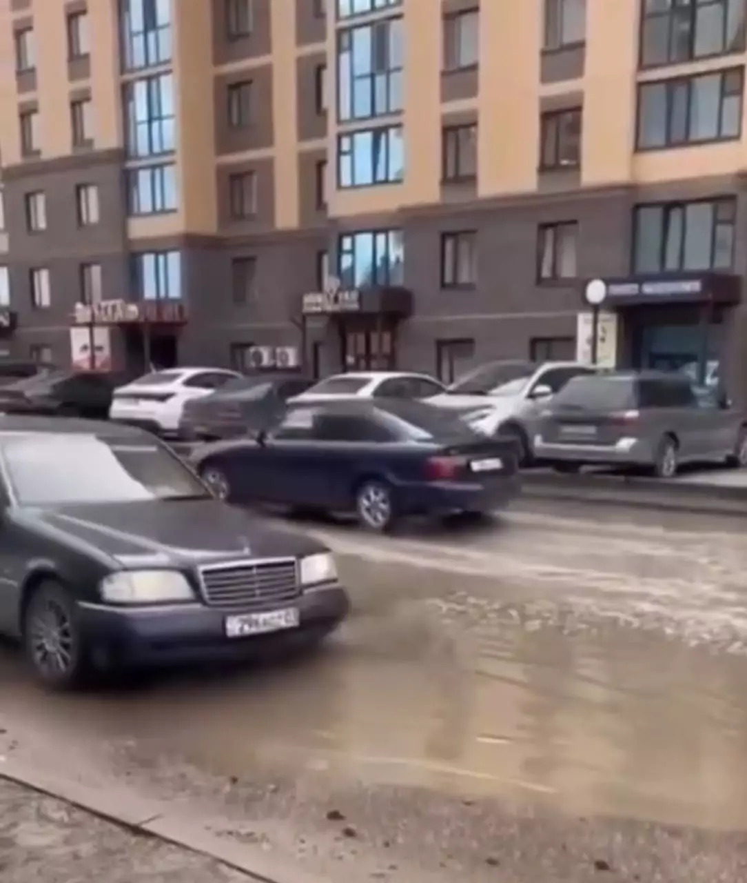 Көкшетауда жаңа асфальт шыдамады: шұңқырдан көлік сынып жатыр